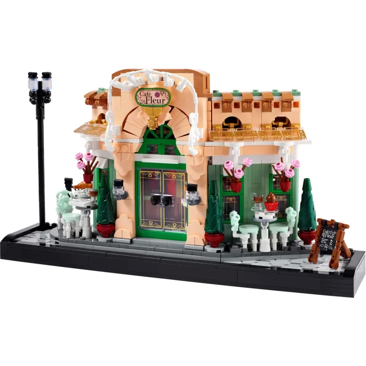 LEGO französisches Café mit grüner und beiger Fassade, Terrasse, Straßenlaterne und Bistrotischen auf schwarzer Basis