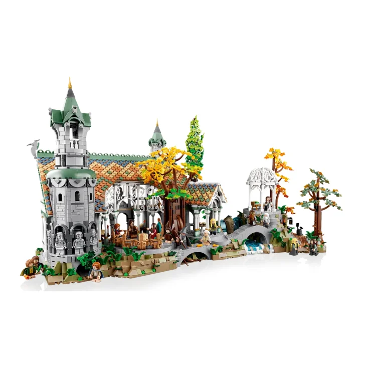 Gesamtansicht des LEGO Bruchtal-Sets mit Elfenturm, Steinbrücke, goldenen Bäumen und Herr der Ringe Minifiguren