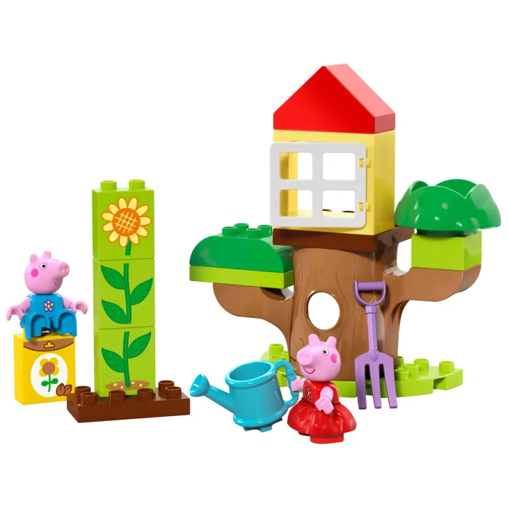 Gesamtansicht des LEGO-Sets mit Baumhaus, riesiger Sonnenblume, Peppa Pig und George mit Gießkanne und Spaten