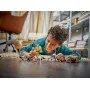 Kind spielt mit LEGO 327. Sternenkorps-Set und baut Clone Trooper Minifiguren auf einem Tisch