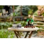 LEGO-Bonsai mit grünem Blattwerk auf Holzständer, auf rundem Holztisch neben echtem Bonsai im Topf platziert
