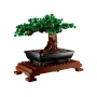 LEGO-Bonsai mit dichtem grünen Laub, gedrehtem braunem Stamm in schwarzem rechteckigen Topf auf braunem Holzständer