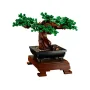 LEGO-Bonsai mit dichtem grünem Laub, geformtem braunem Stamm und schwarzem rechteckigem Topf auf braunem Holzständer
