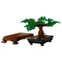 LEGO-Bonsai mit dichtem grünem Laub in schwarzem rechteckigem Topf, begleitet von braunem Holzständer