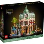 LEGO-Box zeigt das Boutique-Hotel mit grüner Kuppel, Arkadengängen und Palmenterrasse vor dunklem Hintergrund