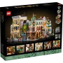 LEGO Boutique-Hotel (10297) Verpackung zeigt bunte Stadtstraße mit detaillierten Gebäuden, Figuren und Innenräumen