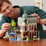 Gesamtansicht des zusammengebauten LEGO Boutique Hotel Sets mit 3-stöckigem Gebäude, grüner Kuppel und Stadtdetails