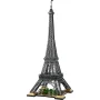 Vollständiger LEGO Eiffelturm mit detailliertem Metallgerüst, grüner Basis und Miniaturfahrzeugen zu seinen Füßen auf weißem Hintergrund