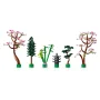 Sechs LEGO-Pflanzenelemente aufgereiht: rosa Kirschbäume, Tanne, Bambus, Miniatur-Pagode und Bonsai auf grünen Sockeln Sechs LEGO-Pflanzenelemente aufgereiht: rosa Kirschbäume, Tanne, Bambus, Miniatur-Pagode und Bonsai auf grünen Sockeln