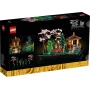 LEGO Der friedliche Garten (10315) Verpackung zeigt japanischen Garten mit roter Brücke, Kirschblüten, Laternen und Pavillons LEGO Der friedliche Garten (10315) Verpackung zeigt japanischen Garten mit roter Brücke, Kirschblüten, Laternen und Pavillons