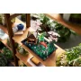 Gesamtansicht des LEGO Sets Friedlicher Garten mit japanischem Pavillon, rosa Kirschblütenbäumen, roter Brücke und Teich auf Holzregal Gesamtansicht des LEGO Sets Friedlicher Garten mit japanischem Pavillon, rosa Kirschblütenbäumen, roter Brücke und Teich auf Holzregal