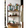 Wandregal mit bunten LEGO-Blumensträußen, Bonsai-Bäumen, Laternen und Vasen auf drei Holzebenen Wandregal mit bunten LEGO-Blumensträußen, Bonsai-Bäumen, Laternen und Vasen auf drei Holzebenen