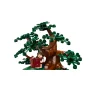 LEGO Hobbit-Minifigur mit rotem Buch unter großem Baum mit grünen Blättern auf Grasbasis