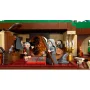 Innenraum eines LEGO-Hobbithauses mit Bilbo und Gandalf Figuren, runder Tür, Kamin, Kerzenständer und rotem Teppich