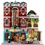 Gesamtansicht des LEGO-Jazzclubs mit roter Backsteinfassade, vertikalem Neonschild, angrenzender Cafeterrasse und Figuren