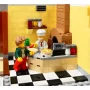 LEGO-Küche mit weißmützigem Koch beim Pizzabacken und lockigem Kellner auf schwarz-weißem Schachbrettboden