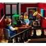 Innenraum des LEGO-Jazzclubs mit zwei Musikern, schwarzem Klavier, goldener Trompete und Stadtdekor mit Fenstern