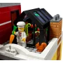 LEGO-Detail zeigt Koch mit weißer Mütze in Küche mit Gemüse, oranger Ente und schwarzer Dunstabzugshaube