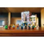 Reihe von 9 LEGO-Minifiguren mit Musikern und Figuren in historischen Kostümen, Jazzclub-Gebäude im Hintergrund
