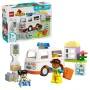 Weißer LEGO Duplo Krankenwagen mit blauem Blinklicht, Sanitäter in gelber Uniform mit oranger Trage, sitzender Patient, Apotheke und Ampel