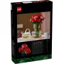 LEGO-Box mit rotem Rosenstrauß aus Steinen in goldener Vase mit Teekanne und Tasse im Hintergrund LEGO-Box mit rotem Rosenstrauß aus Steinen in goldener Vase mit Teekanne und Tasse im Hintergrund