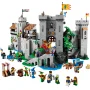 Gesamtansicht der LEGO-Burg mit grauen Türmen, Zugbrücke, grünem Drachen, Rittern und mittelalterlichem Zubehör rundherum