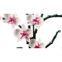 Nahaufnahme von vier weißen LEGO-Orchideenblüten mit rosa Zentren an grünen beweglichen Stielen Nahaufnahme von vier weißen LEGO-Orchideenblüten mit rosa Zentren an grünen beweglichen Stielen