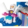 LEGO Spider-Ghost Minifigur in weißem Anzug mit lila Spinnen-Logo, erhobene Arme neben blauer Laborausrüstung LEGO Spider-Ghost Minifigur in weißem Anzug mit lila Spinnen-Logo, erhobene Arme neben blauer Laborausrüstung