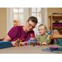 Ein Erwachsener und ein Kind spielen zusammen mit dem LEGO Spidey-Hauptquartier-Set mit buntem Gebäude und Spider-Man-Logo Ein Erwachsener und ein Kind spielen zusammen mit dem LEGO Spidey-Hauptquartier-Set mit buntem Gebäude und Spider-Man-Logo