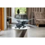 LEGO Atreides Royal Ornithopter auf weißem runden Tisch im modernen Wohnzimmer, mit ausgebreiteten Flügeln und detailliertem Cockpit LEGO Atreides Royal Ornithopter auf weißem runden Tisch im modernen Wohnzimmer, mit ausgebreiteten Flügeln und detailliertem Cockpit