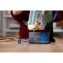 LEGO-Informationsplakette mit blauem Hologramm vor dem Firespray-Schiff und zwei Minifiguren LEGO-Informationsplakette mit blauem Hologramm vor dem Firespray-Schiff und zwei Minifiguren