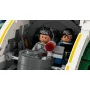 Firespray-Raumschiff Cockpit mit zwei LEGO-Minifiguren an den Kontrollen, Innendetails sichtbar Firespray-Raumschiff Cockpit mit zwei LEGO-Minifiguren an den Kontrollen, Innendetails sichtbar