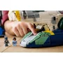 Kinderhand positioniert LEGO-Minifiguren neben Firespray-Raumschiff mit ausgefahrener grüner Rampe Kinderhand positioniert LEGO-Minifiguren neben Firespray-Raumschiff mit ausgefahrener grüner Rampe
