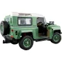 Zusammengebautes grünes LEGO Land Rover Defender 90 Modell, Dreiviertel-Rückansicht mit detailliertem Innenraum, Rädern und weißem Dach