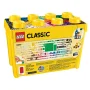Gelbe LEGO Classic Aufbewahrungsbox mit Noppen-Deckel, zeigt bunte Steinauswahl und Baumodelle auf Verpackung