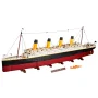 Gesamtansicht des LEGO Titanic-Schiffs mit rot-schwarzem Rumpf, vier gelb-orangen Schornsteinen, Masten und separaten Zubehörteilen