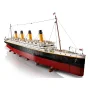 Vollständiges LEGO Titanic-Modell mit rotem Rumpf, weißem Aufbau, vier orangen Schornsteinen und Masten mit Flaggen