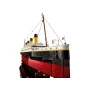 LEGO Titanic-Modell mit rot-schwarzem Rumpf, weißem Aufbau, 4 gelb-schwarzen Schornsteinen, Masten und britischer Flagge