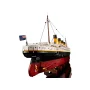 LEGO Titanic-Modell mit rotem Rumpf, weißem Aufbau, vier gelben Schornsteinen und britischer Flagge