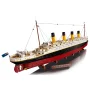 Gesamtansicht des zusammengebauten LEGO Titanic-Schiffs mit vier gelb-schwarzen Schornsteinen, rotem Rumpf und weißem Aufbau