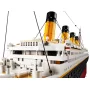 LEGO Titanic-Modell mit vier orange-schwarzen Schornsteinen, weißen Oberdecks, detaillierten Masten und Takelage vor weißem Hintergrund