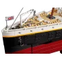 Detailansicht des LEGO Titanic-Bugs mit britischer Flagge, Anker, Holzdeck und 'TITANIC'-Schriftzug am schwarzen Rumpf