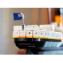 Nahaufnahme des LEGO Titanic-Hecks mit britischer Flagge, TITANIC LIVERPOOL-Schriftzug und schwarzem Rumpf