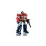 LEGO Optimus Prime Roboter-Modus, rot und blau, mit Schulterkanone am rechten Arm, stehend auf weißem Hintergrund