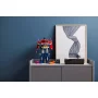 LEGO Transformers Optimus Prime Roboter stehend auf Möbel, mit rotem und blauem Helm, blauer und roter Karosserie