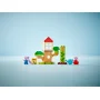 Gesamtansicht des LEGO-Sets mit braunem Baumhaus, Sonnenblume, Peppa Pig und George Figuren mit blauer Gießkanne