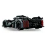 Rückansicht des schwarzen LEGO Peugeot 9X8 Rennwagens mit rotem Heckflügel und sichtbaren technischen Details