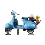 Blauer LEGO Vespa-Roller mit Minifigur mit weißem Helm, hinterer Korb mit gelbem Blumenstrauß