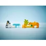 LEGO-Figuren: zwei schwarz-weiße Pinguine bei blauem Iglu, orange Löwenfamilie mit Jungtier und grüner Vegetation LEGO-Figuren: zwei schwarz-weiße Pinguine bei blauem Iglu, orange Löwenfamilie mit Jungtier und grüner Vegetation