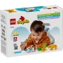 LEGO DUPLO Schachtel mit Kind beim Spielen mit Tierfiguren: schwarz-weißer Pinguin, gelber Löwe und grüner Elefant LEGO DUPLO Schachtel mit Kind beim Spielen mit Tierfiguren: schwarz-weißer Pinguin, gelber Löwe und grüner Elefant